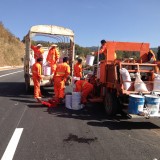 Das Füllen der Maschine, war immer wieder eine Herausforderung für uns. Im Bereich der Fahrbahnmarkierung auf Autobahnen, fehlte hier einfach die Erfahrung bei unseren chinesischen Kollegen.