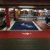 vollflächige Markierung eines Behindertenparkplatzes erhöht die Sichtbarkeit enorm.