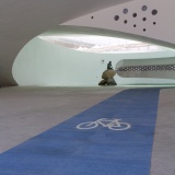 blauer Radweg mit Radfahrersysmbol