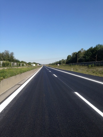 Neue Fahrbahnmarkierung nach Deckenbau