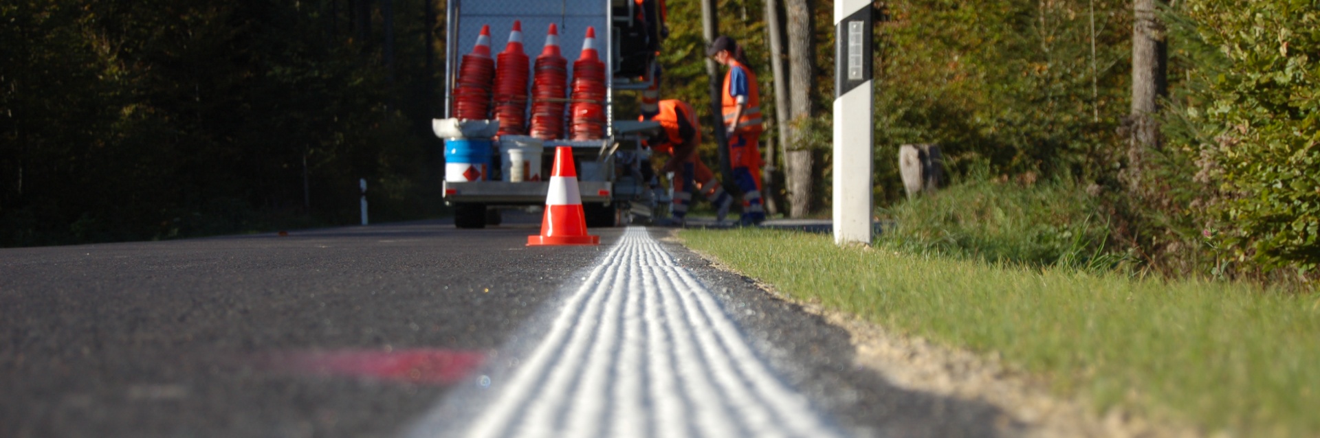 Straßen-, Parkplatz-, und Hallenmarkierungen, Applikationstechniken (Spotline, Injectline)